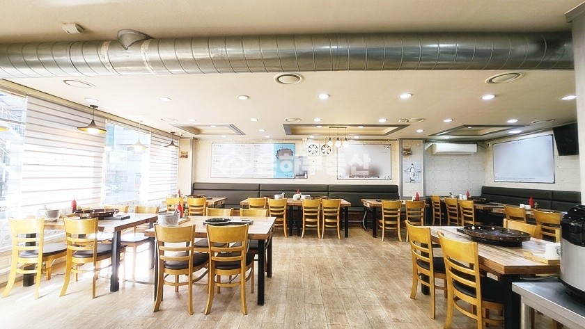 경기 수원장안구 조원동 54인석(13테이블)가능, 식사시간 붐비는 먹자라인 월세 매물번호 10082 사진 1