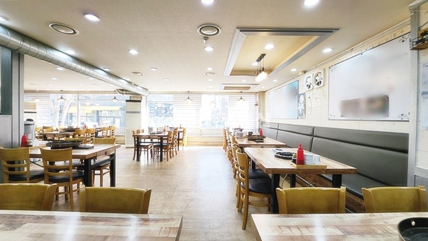 경기 수원장안구 조원동 54인석(13테이블)가능, 식사시간 붐비는 먹자라인 월세 매물번호 10082 사진 2
