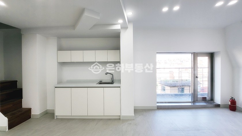 서울 강남구 논현동 언주역, 신논현역 도보 가능 ,옥탑+테라스, 주차가능 월세 매물번호 10065 사진 4